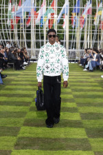 LOUIS-VUITTON-MENrsquoS-SPRING-SUMMER-2025-LOOK-74