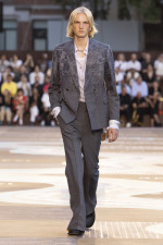 LOUIS-VUITTON-MENrsquoS-SPRING-SUMMER-2026-SHOW-LOOK-04
