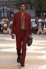 LOUIS-VUITTON-MENrsquoS-SPRING-SUMMER-2026-SHOW-LOOK-21