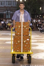 LOUIS-VUITTON-MENrsquoS-SPRING-SUMMER-2026-SHOW-LOOK-41