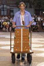 LOUIS-VUITTON-MENrsquoS-SPRING-SUMMER-2026-SHOW-LOOK-42