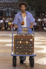 LOUIS-VUITTON-MENrsquoS-SPRING-SUMMER-2026-SHOW-LOOK-54