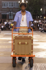 LOUIS-VUITTON-MENrsquoS-SPRING-SUMMER-2026-SHOW-LOOK-64