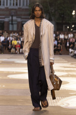 LOUIS-VUITTON-MENrsquoS-SPRING-SUMMER-2026-SHOW-LOOK-75