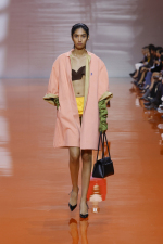 Prada-Donna-SS26-25