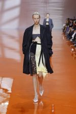 Prada-Donna-SS26-37