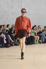 SAINT-LAURENT_FASHION_SHOW_MEN_SUMMER26_RUNWAY_01_HR