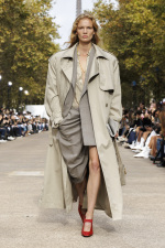 Stella_McCartney_SS25_Runway_Look-01