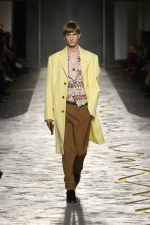 VERSACE-SPRING-SUMMER-2025-RUNWAY-LOOK-39