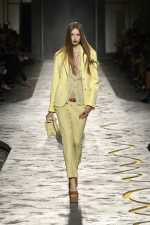 VERSACE-SPRING-SUMMER-2025-RUNWAY-LOOK-51