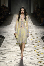 VERSACE-SPRING-SUMMER-2025-RUNWAY-LOOK-59