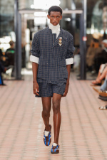 01_RNA_SS26_WB-Stills_RunwayFull_Aitor-Rosas_2x3