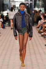 04_RNA_SS26_WB-Stills_RunwayFull_Aitor-Rosas_2x3