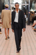 07_RNA_SS26_WB-Stills_RunwayFull_Aitor-Rosas_2x3