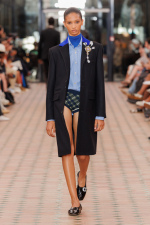 08_RNA_SS26_WB-Stills_RunwayFull_Aitor-Rosas_2x3