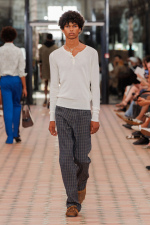 17_RNA_SS26_WB-Stills_RunwayFull_Aitor-Rosas_2x3