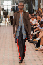 21_RNA_SS26_WB-Stills_RunwayFull_Aitor-Rosas_2x3