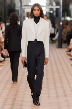 31_RNA_SS26_WB-Stills_RunwayFull_Aitor-Rosas_2x3